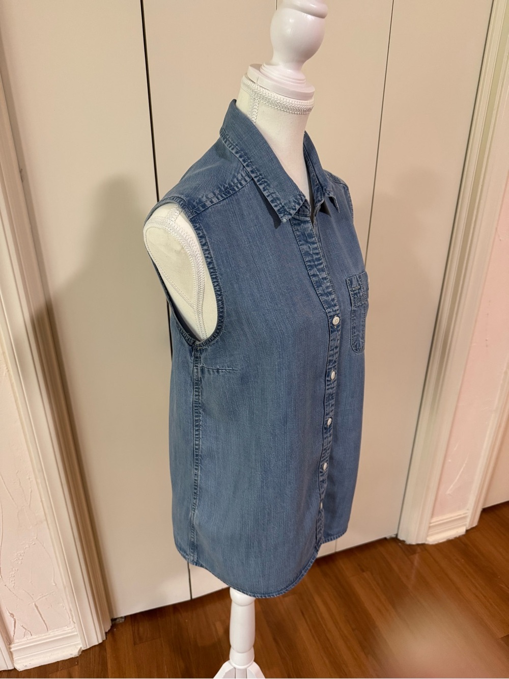 Eddie Bauer Sleeveless Button-Front Denim Shirt - Blue Medium - Picture 4 of 16